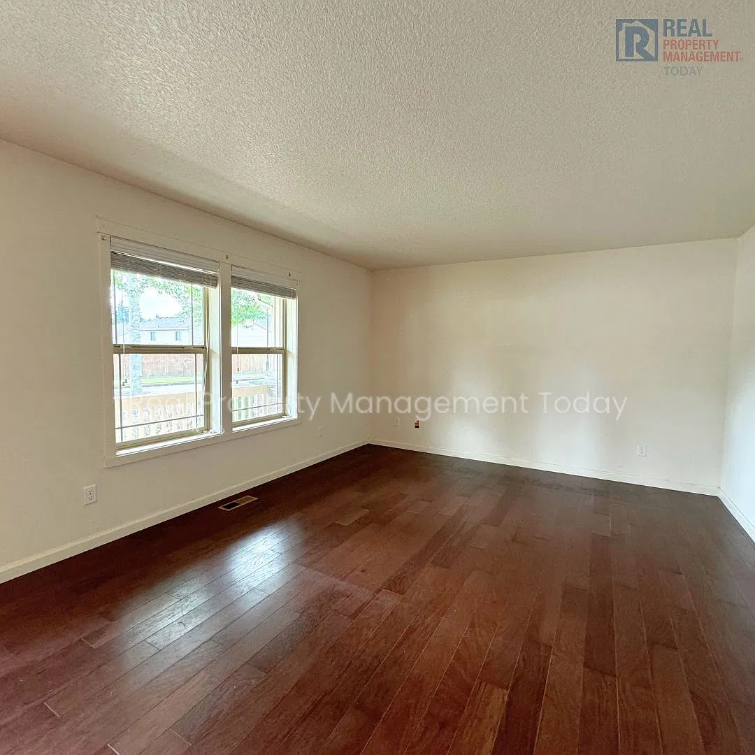 Spacious 3-Bedroom Lacey Town-Home with Garage, Patio & Vaulted Primary Suite — Photo 3