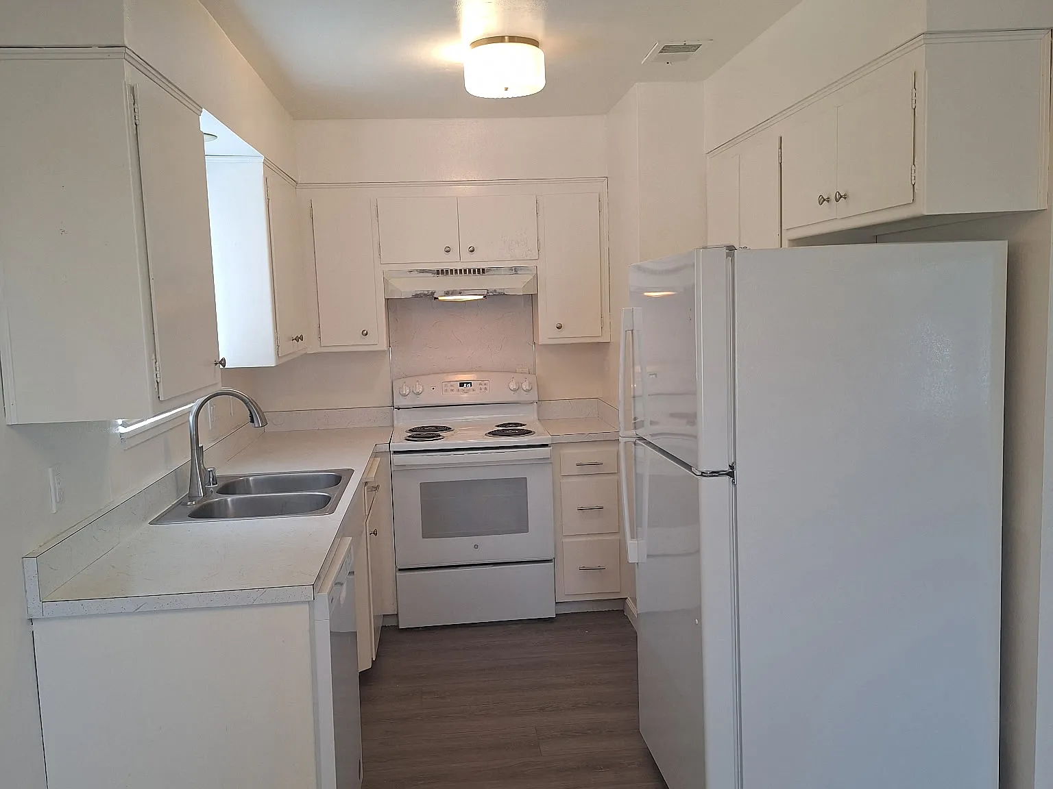 2 bed, 1.5 bath, 1100 sqft, $1,600 — Photo 2