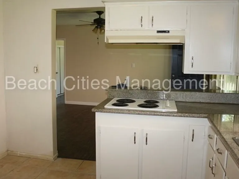 2169 Pine Ave #2 — Photo 3