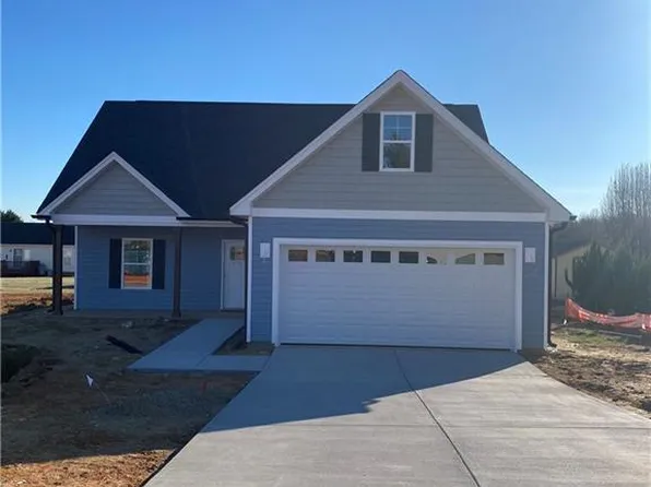 1010 Fairfield Dr, Yadkinville, NC 27055