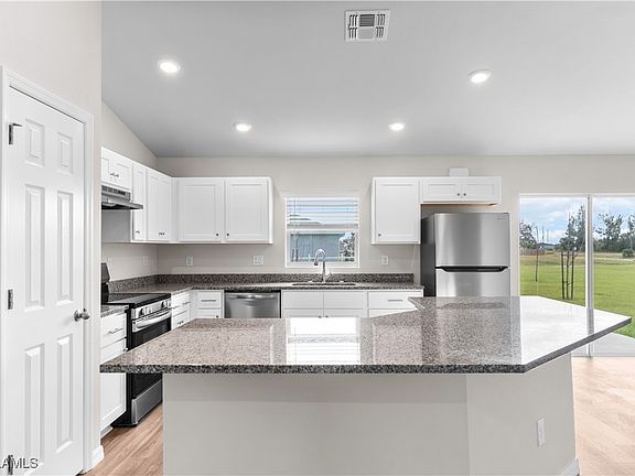 4th image of 2509 Chiquita Blvd N