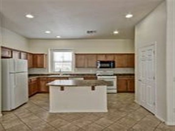 5th image of 20390 W Thayer St