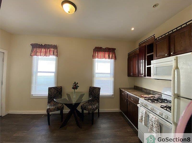 2nd image of 905 S 3rd St #2