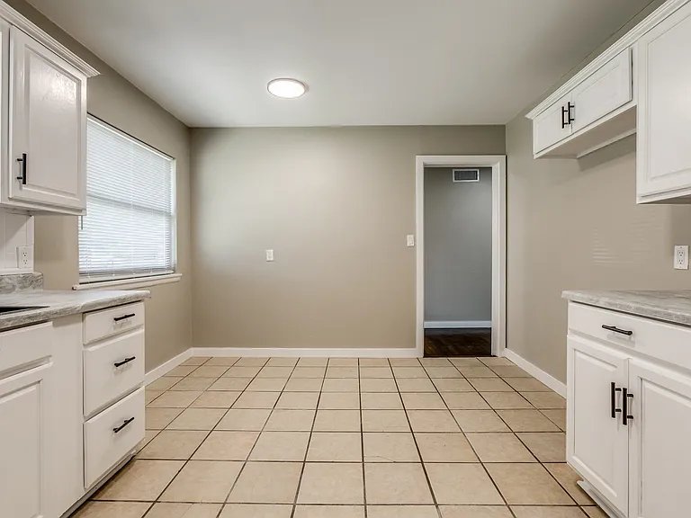 409 NE Myers Ave — Photo 7
