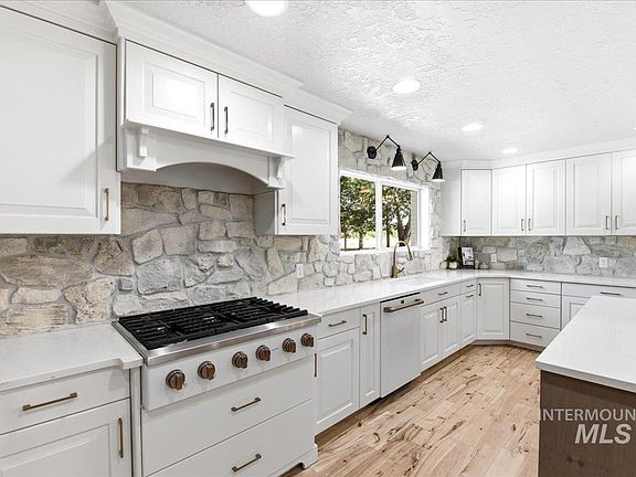 3rd image of 21420 Lakehaven Ln