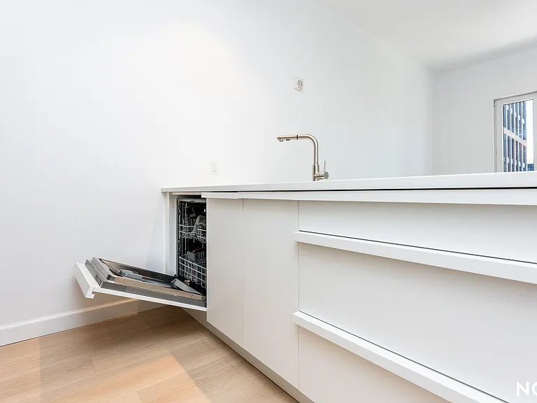 26-04 Jackson Ave #4C — Photo 9