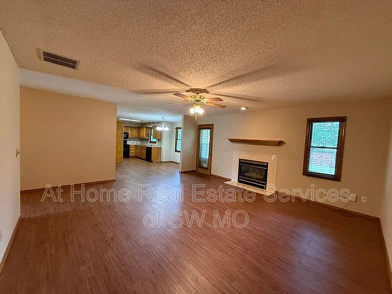 4121 S Parkcrest Ave — Photo 3