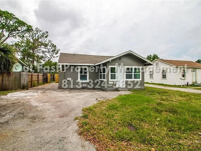 226 SW Lincoln Cir N #B — Photo 1