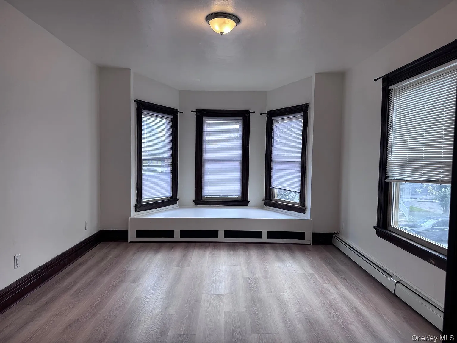 3 bed, 1.0 bath, 1325 sqft, $2,650 — Photo 2