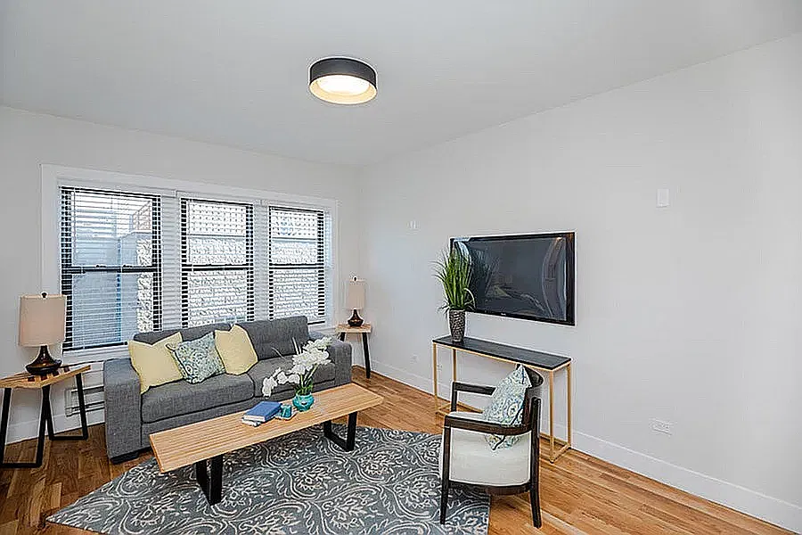 4236 N Kenmore Ave — Photo 2