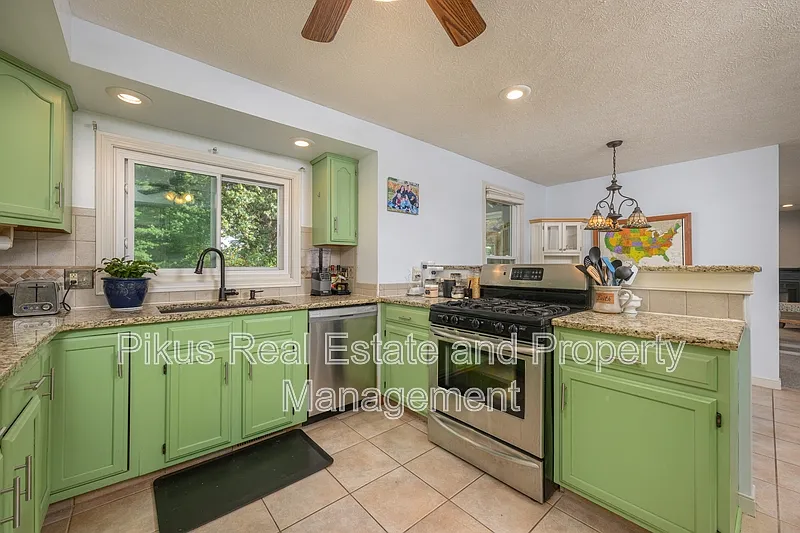 4 bed, 2.5 bath, 2344 sqft, $2,695 — Photo 4
