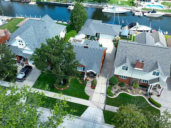 23311 Clairwood St, Saint Clair Shores, MI 48080