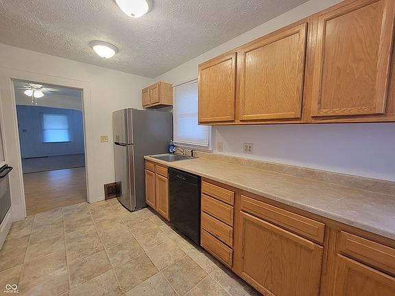 5th image of 1071 E Hanna Ave