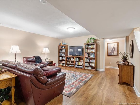 4th image of 2667 Crescent Hill Dr NE