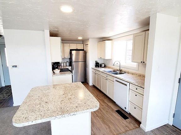 3rd image of 1064 Johnson St