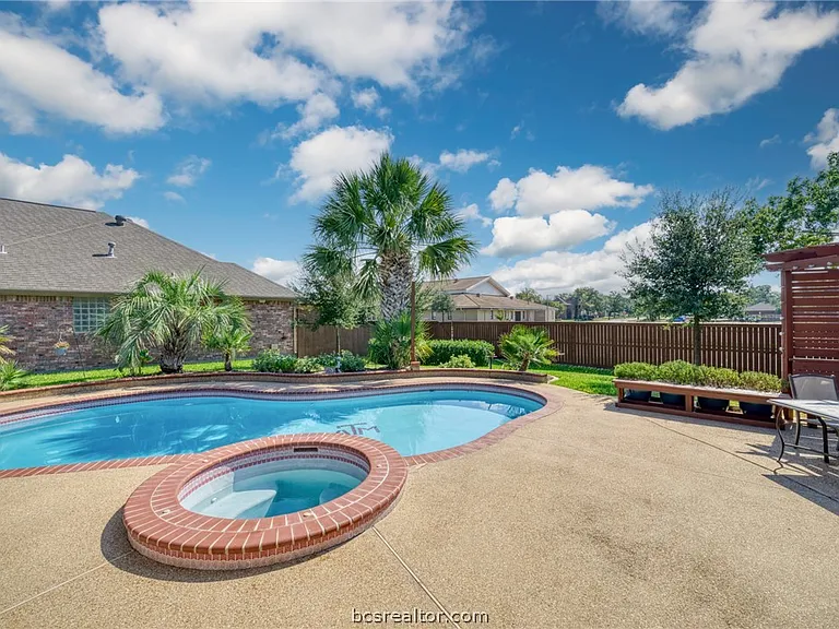 602 Clovis Ct — Photo 32