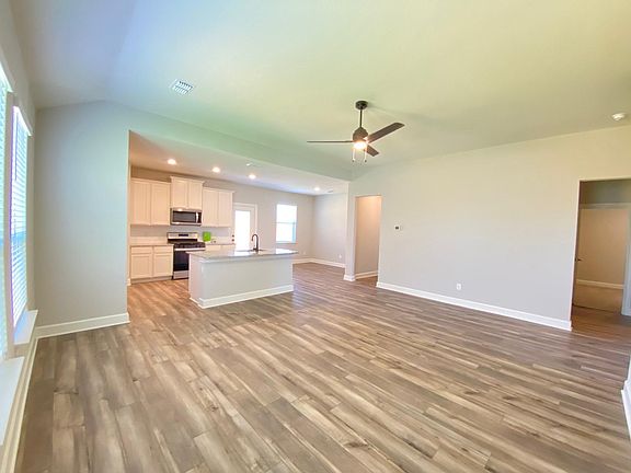 3rd image of 824 Calhoun Dr