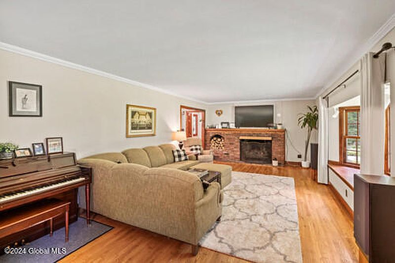 4th image of 962 Grooms Road