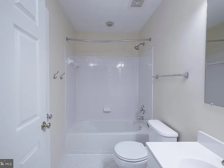 3940 Kathryn Jean Ct — Photo 32