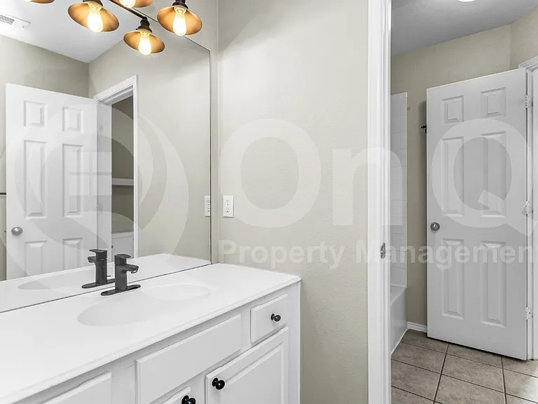 11281 Balcones Dr — Photo 36