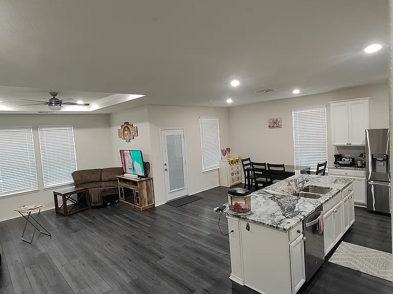 Open floor concept - living, kitchen and dining area