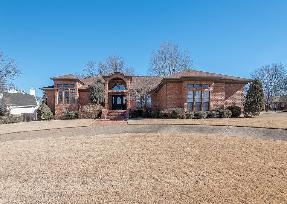 1st image of 2805 E Brandon Cir