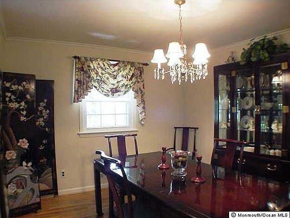 GRACIOUS DINING ROOM