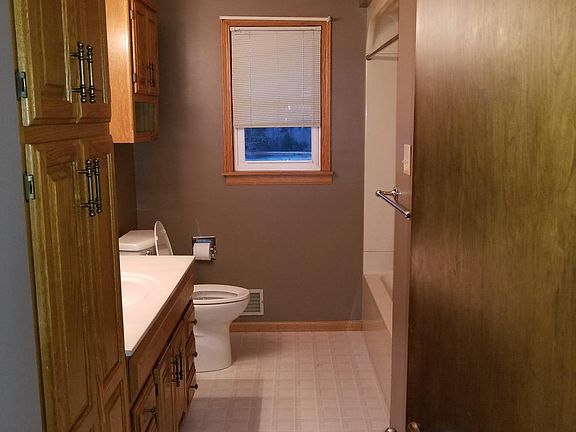 Full bathroom (upstairs)