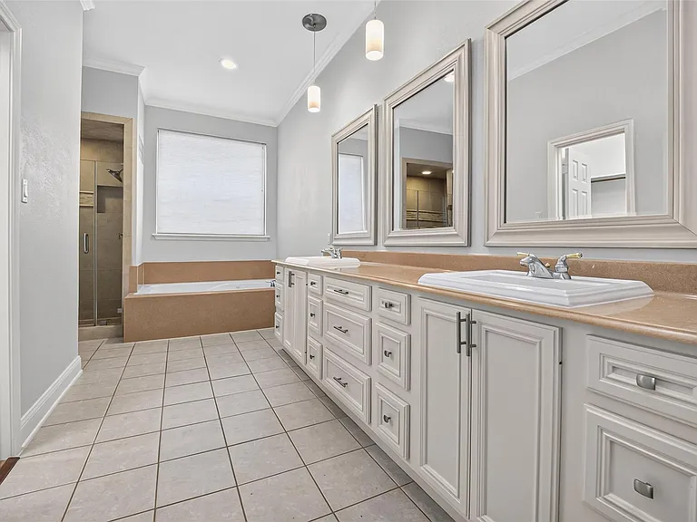 10310 Chevy Chase Dr — Photo 25