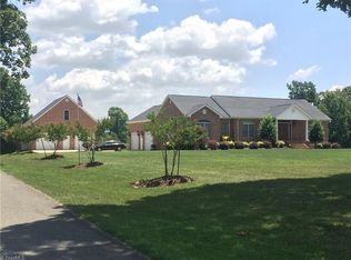 126 Carson Oaks Ln, Pilot Mtn, NC 27041