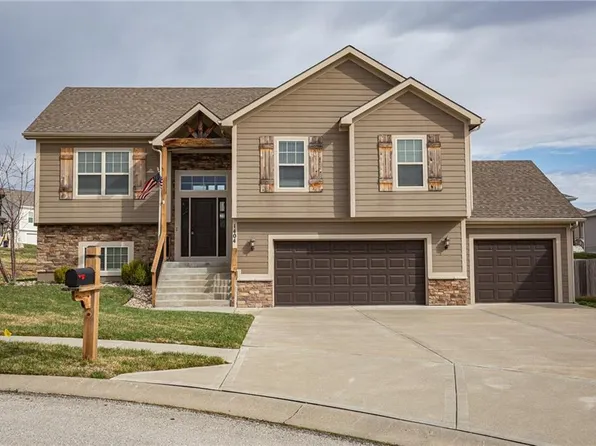 1404 NE 182nd St, Smithville, MO 64089