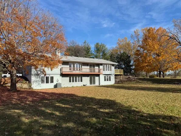 5500 Vagabond Ln N, Plymouth, MN 55446