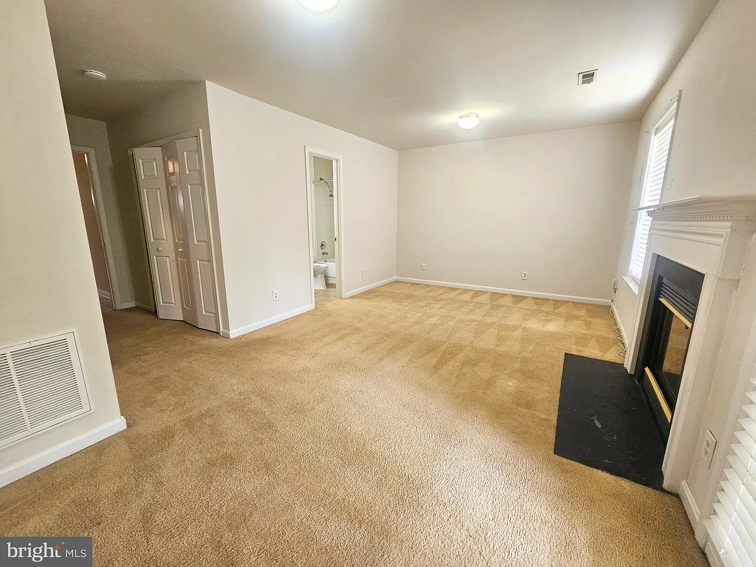 3 bed, 4.0 bath, 1992 sqft, $2,595 — Photo 3