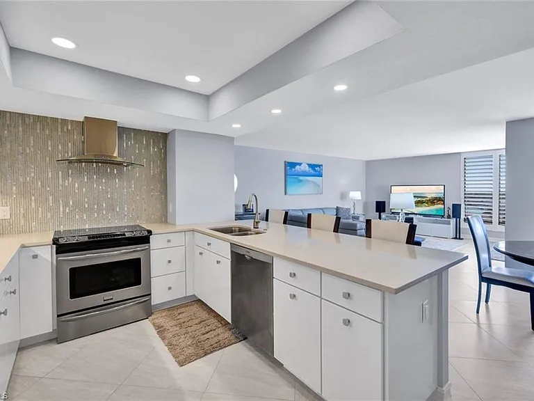 3215 Gulf Shore Blvd N #704N — Photo 7