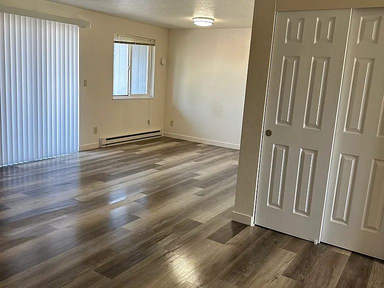 Sunset Square Apartments — Photo 6
