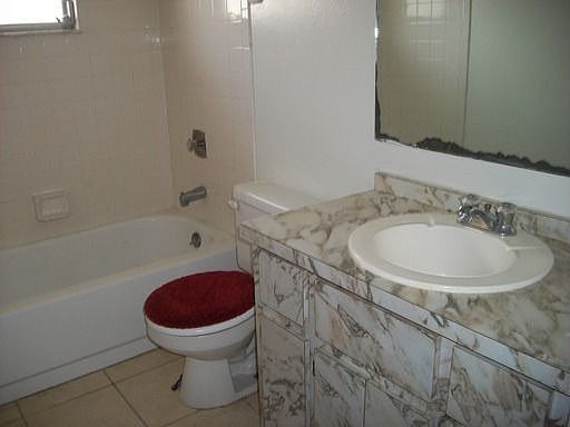 5th image of 937 SE 23rd Pl APT 2