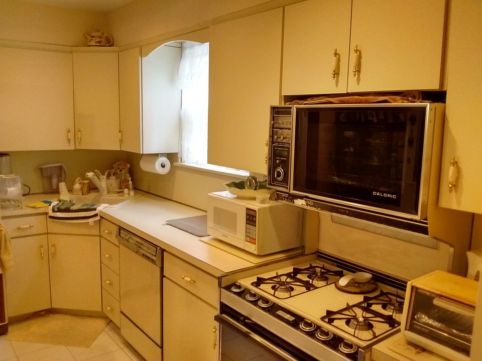 Large Modern Eat In Kitchen