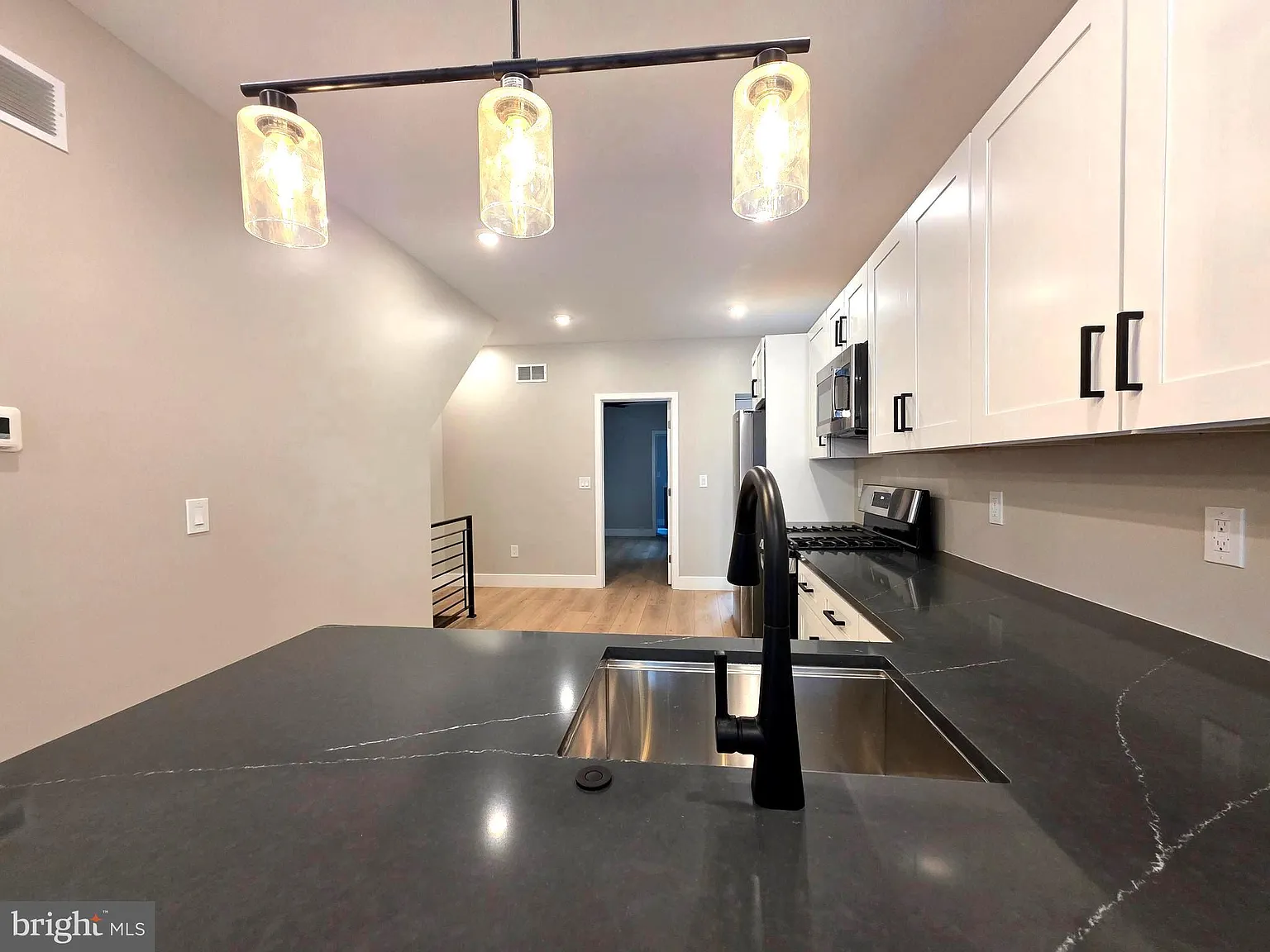1 bed, 1.0 bath, 700 sqft, $1,700 — Photo 3