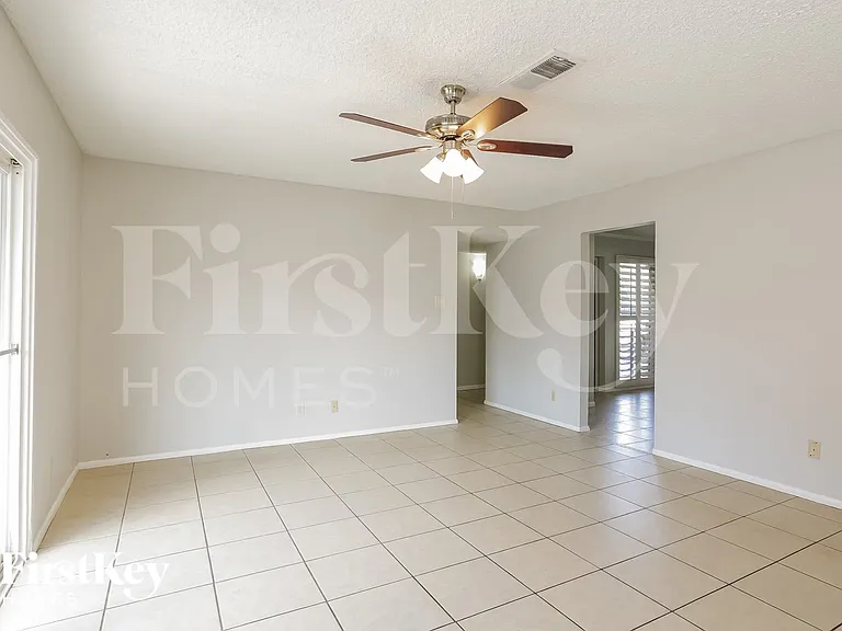 2552 Masters Cir — Photo 3