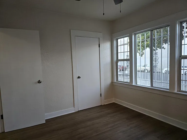 916 W 59th Pl #A — Photo 18