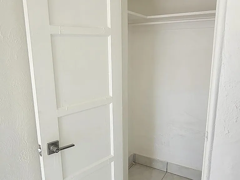 403 N 19th Ave — Photo 5