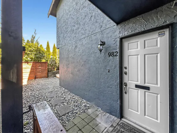 982 Howie Ave, Coquitlam, BC V3J 1T3