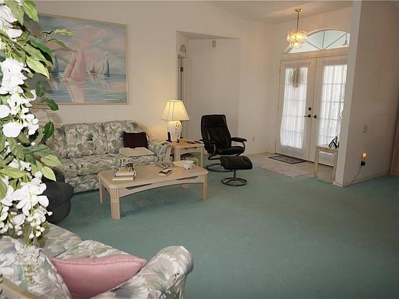 5th image of 823 Lucia Dr