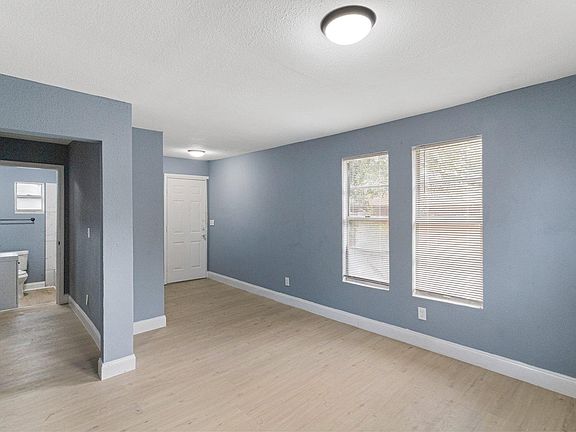 5th image of 1005 E Lake Ave #D