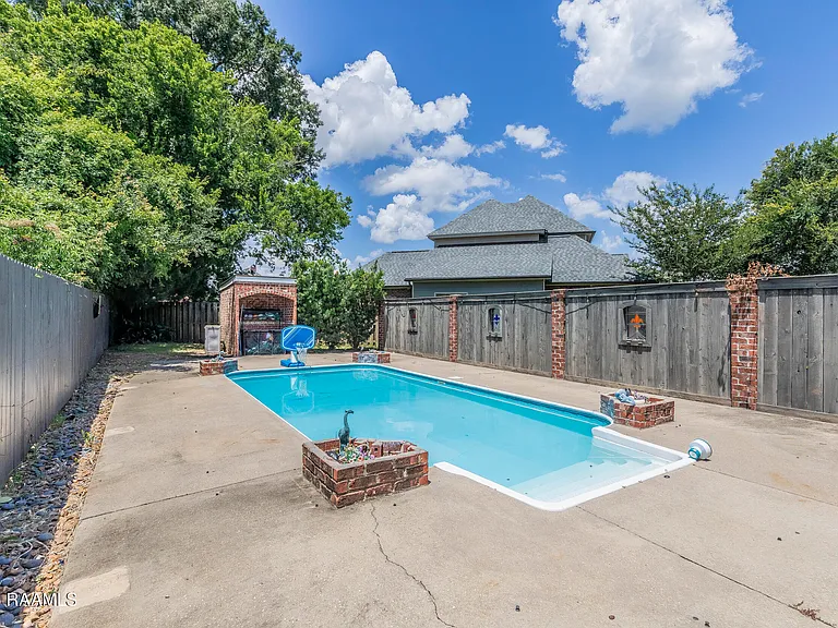 300 Oak Hollow Dr — Photo 48