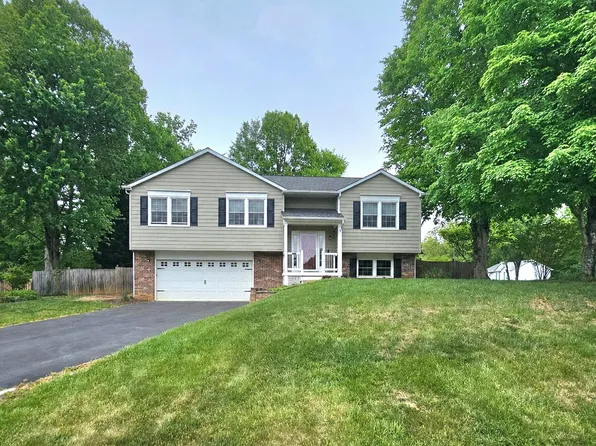 74 Clarion Dr, Fredericksburg, VA 22405