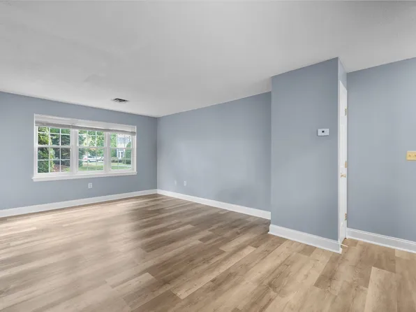 750 Brookside Dr #D, Andover, MA 01810