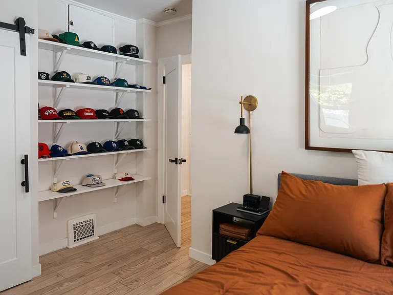 2209 N Gower St — Photo 22
