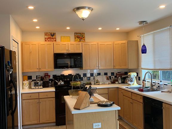 Large kitchen with eat -in Dining