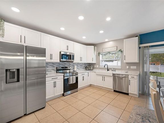 4th image of 1018 Roberta Rd